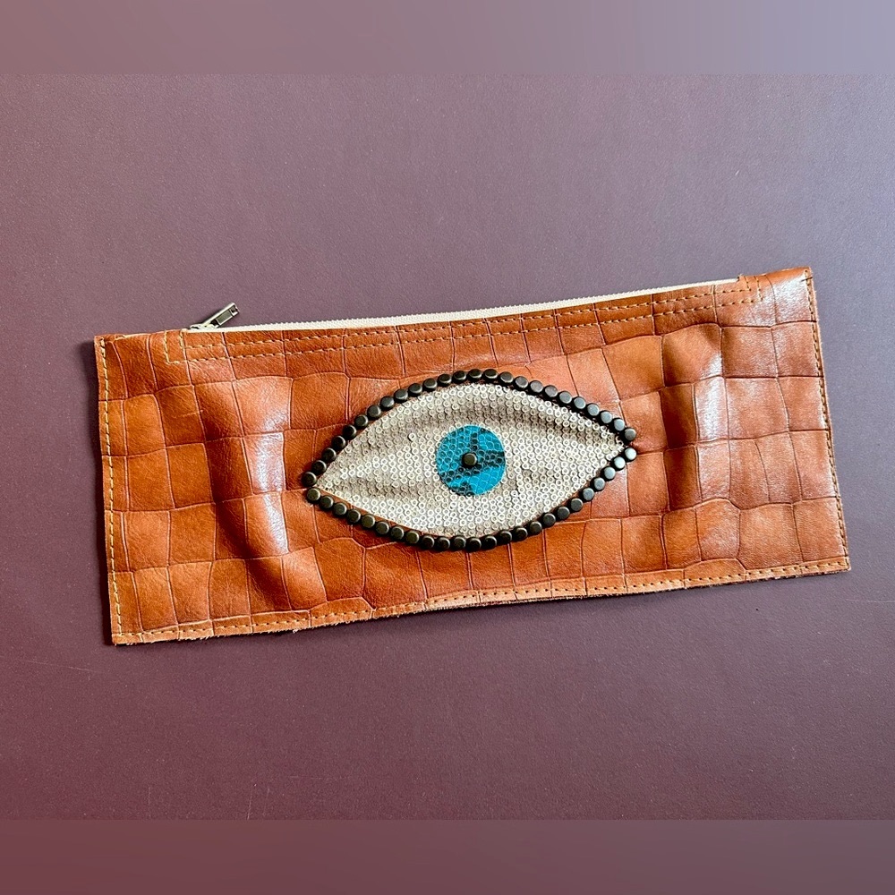 ROYAL HIPPIE CLUTCH 👁️
